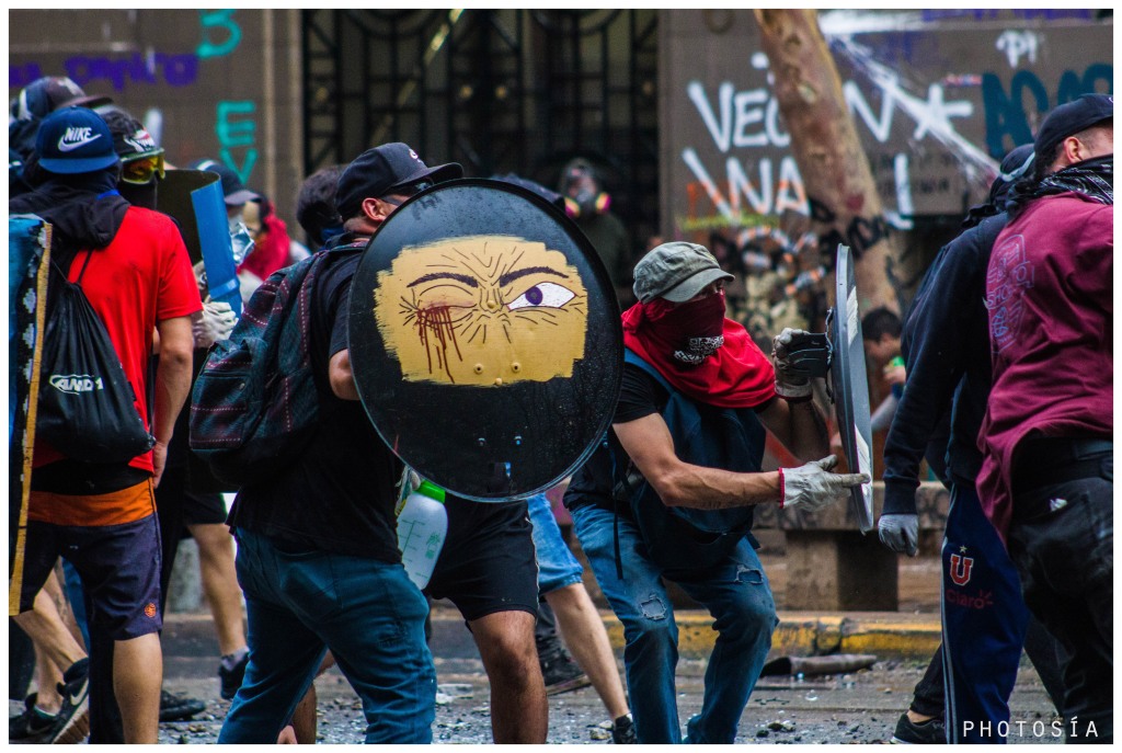 Primera linea en protesta en Chile