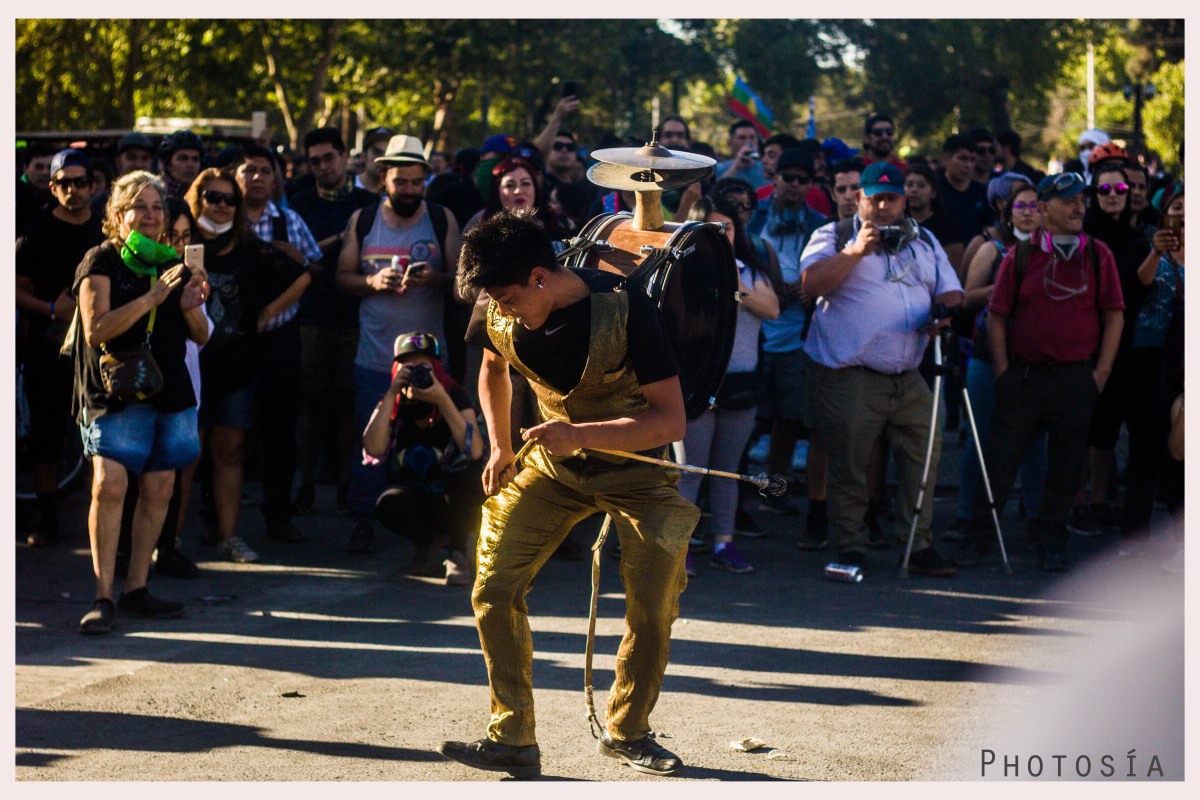 Chinchinero
foto felicidad en las calles
querer mirar
plaza de la dignidad
chile despertó